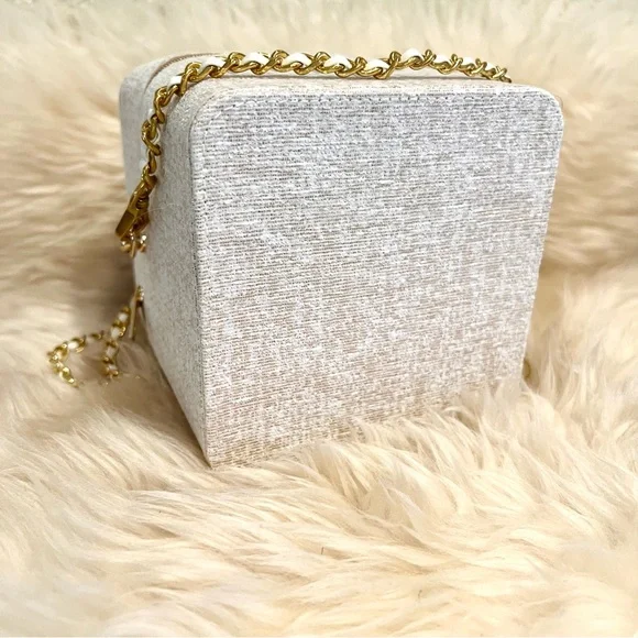 CHANEL Cream and Gold Cosmetic Vanity Bag with Crossbody Chain - Picture 7 of 14